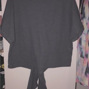 **Really cute shirt with cut out in back and to be tied in bow🎀.***